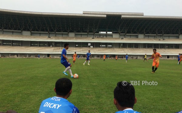 Para pemain PSIM memilih duduk di pinggir lapangan dan menunggu giliran pada laga uji coba antara PSIM melawan UAD di Stadion Mandala Krida, Jogja, Jumat (24/3/2017) sore. (Jumali/JIBI/Harian Jogja)