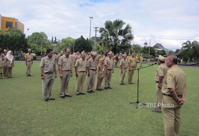 Sejumlah pegawai negeri sipil (PNS) dihukum menyanyi Bagimu Negeri di halaman pendapa Pemkab Klaten, Senin (20/3/2017). (Ponco Suseno/JIBI/Solopos)