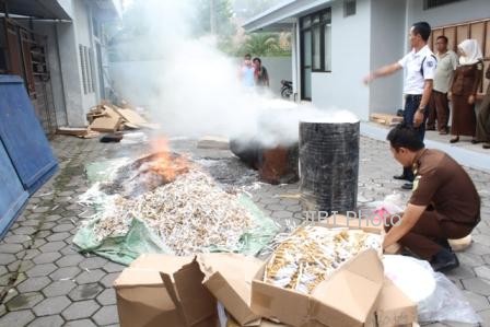 Petugas memusnahkan ratusan ribu rokok tanpa cukai alias ilegal di halaman Kantor Kejaksaan Negeri (Kejari) Klaten, Senin (20/3/2017). (Taufiq Sidik Prakoso/JIBI/Solopos)