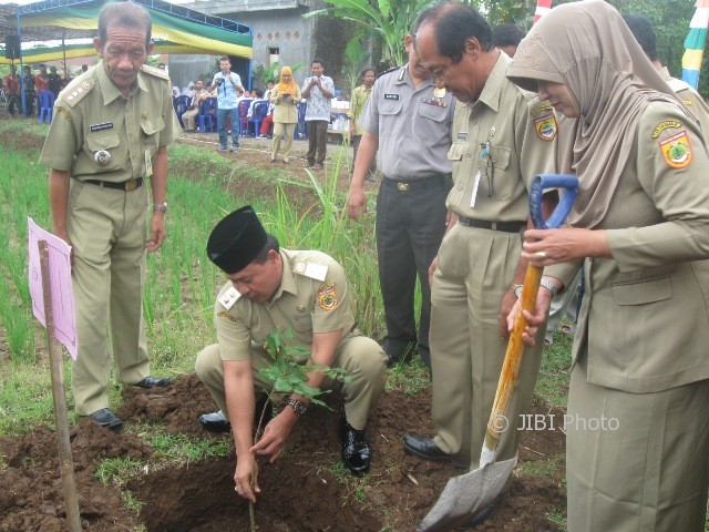Wabup Sukoharjo, Purwadi (berjongkok pakai peci) menanam pohon jenis kelengkeng di lahan rintisan taman buah Kelurahan Kenep, Sukoharjo, Kabupaten Sukoharjo, Senin (20/3/2017). (Trianto HS/JIBI/Solopos)