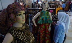 Pengunjung memilih busana batik pada Finance & UMKM Expo 2017 di Ciputraland Mal, Semarang, Kamis (2/3/2017). (JIBI/Solopos/Antara/R. Rekotomo)