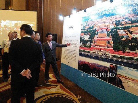 Perwakilan dari Tiongkok, Dinas Pariwisata, pelaku wisata DIY hingga Komunitas Tionghoa Jogja melihat sejumlah foto yang dipamerkan dalam Galeri Foto Wisata Belajar Beijing Tahun 2017, di Kasultanan Ballrom Royal Ambarrukmo Yogyakarta (RAY) Hotel, Kamis (30/3). (Harian Jogja/Holy Kartika NS)
