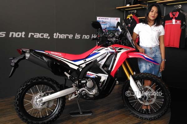 Model berfoto di samping Honda CRF250RALLY yang baru saja diluncurkan di Honda Big Wing Showroom Astra Motor Center Yogyakarta, Kamis (16/3/2017). (Bernadheta Dian Saraswati/JIBI/Harian Jogja)