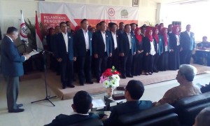 Wakil Ketua Ikatan Dokter Indonesia (IDI) Jateng, Djoko Handojo (paling kiri) melantik pengurus IDI Klaten 2017-2020 di RSI Klaten, Sabtu (18/3/2017). (Ponco Suseno/JIBI/Solopos)
