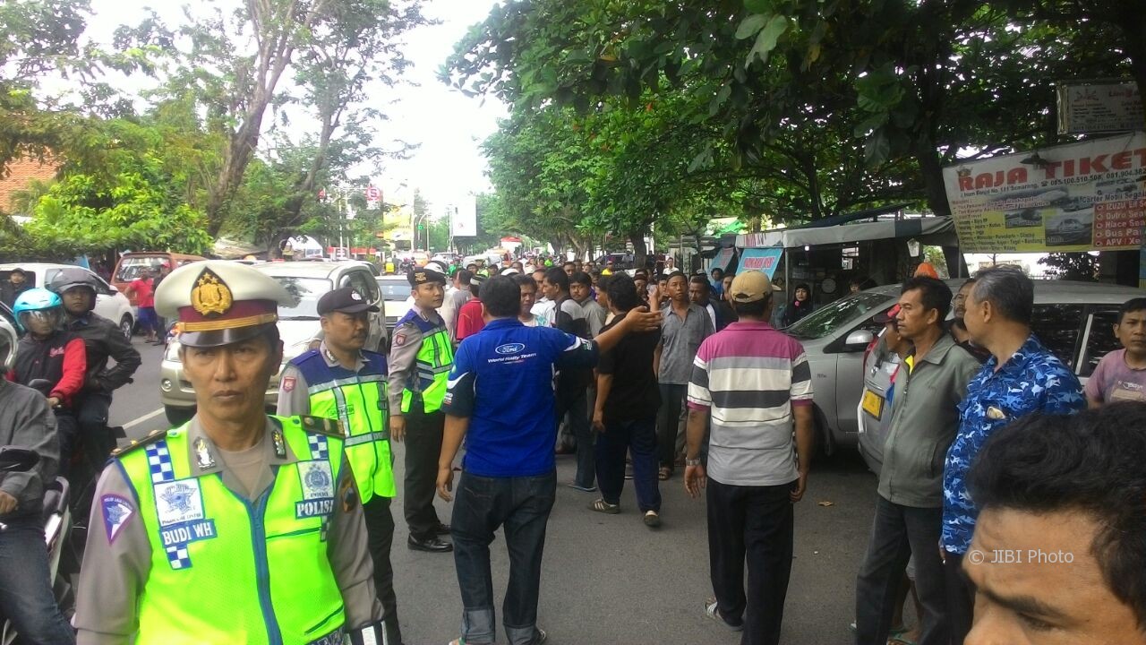 OJEK ONLINE SEMARANG Lagi Driver Gojek Dan Angkutan Umum