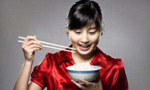 Ilustrasi makan menggunakan sumpit di Tiongkok (www.shanghaijungle.com)