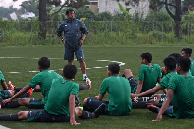 Pelatih Timnas U-19, Indra Sjafri, bersama anak asuhnya. (ANTARA/Indrianto Eko Suwarso)