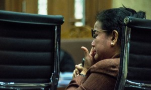 Politikus Partai Hanura Miryam S. Haryani mengusap air mata ketika bersaksi di sidang kasus dugaan korupsi proyek e-KTP di Pengadilan Tipikor Jakarta, Kamis (23/3/2017).(JIBI/Solopos/Antara/Aprillio Akbar)