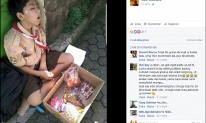 Lelah, Abil tertidur saat berjualan selepas sekolah. (Istimewa/Facebook)