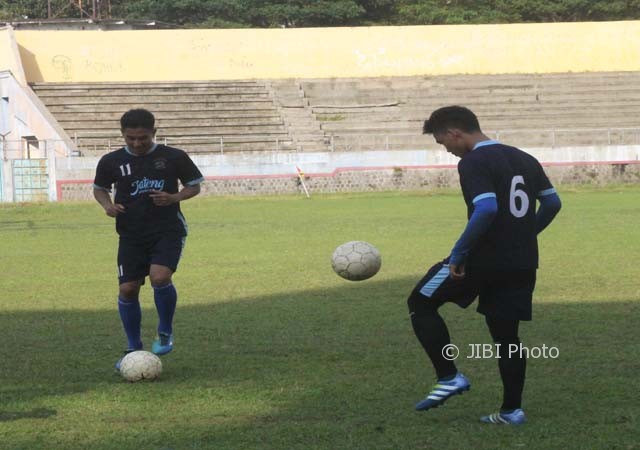Kedua pemain PPLP Sepak Bola Jateng, Gusti Setyawan (kiri) dan Tegar Infanteri saat berlatih di Stadion Jatidiri, Semarang, Jumat (3/3/2017). (Imam Yuda Saputra/JIBI/Semarangpos.com)