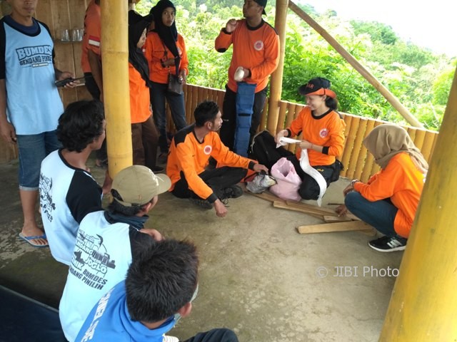 Personel tim SAR memberikan pelatihan pertolongan pertama pada kecelakaan (P3K) kepada beberapa pengurus BUM Desa Sendang Pinilih di objek wisata Puncak Joglo, Desa Sendang, Wonogiri, Minggu (19/3/2017). (Danur Lambang Pristiandaru/JIBI/Solopos)