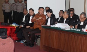 Terdakwa kasus dugaan penistaan agama Basuki Tjahaja Purnama atau Ahok memasuki ruang sidang di Auditorium Kementerian Pertanian, Jakarta, Selasa (14/3/2017). (JIBI/Solopos/Antara/Reno Esnir)