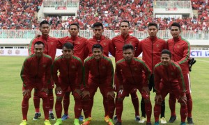 Timnas U-22 Indonesia melakukan sesi foto sebelum pertandingan persahabatan melawan Timnas Myanmar di Stadion Pakansari, Cibinong, Bogor, Jawa Barat, Selasa (21/3/2017). (ANTARA/Sigid Kurniawan)
