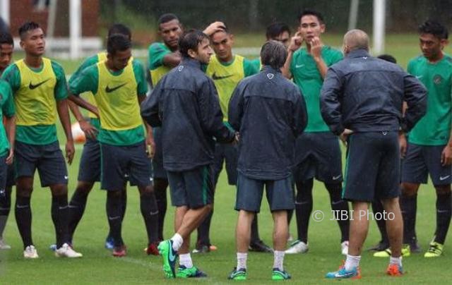 Para pemain Timnas U-22 bersama pelatih Luis Milla (Liputan6.com)