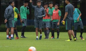 Luis Milla bersama Timnas U-22. (ANTARA/Sigid Kurniawan)