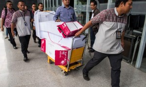 Jaksa Penuntut Umum KPK membawa berkas perkara kasus dugaan korupsi proyek E-KTP ke dalam gedung pengadilan Tipikor, Jakarta, Rabu (1/3/2017). (JIBI/Solopos/Antara/M Agung Rajasa)