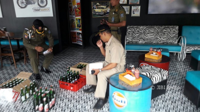 Ratusan botol miras berbagai golongan berhasil disita oleh Satpol PP Sleman di sebuah kafe di Condongcatur, Depok, Senin (20/3/2017). (Abdul Hamied Razak/JIBI/Harian Jogja)