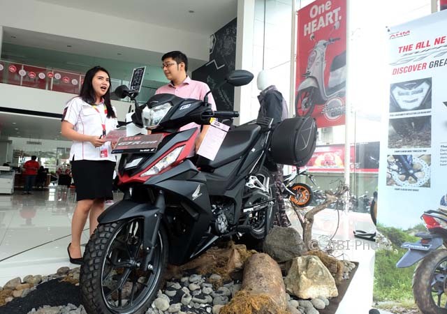 Salah seorang marketing Astra Honda Jateng tengah melayani pelanggan yang ingin membeli Supra GTR 150 di Diler Honda Gajah Mada, Semarang, Selasa (14/3/2017). (Istimewa-Astra Honda Jateng)