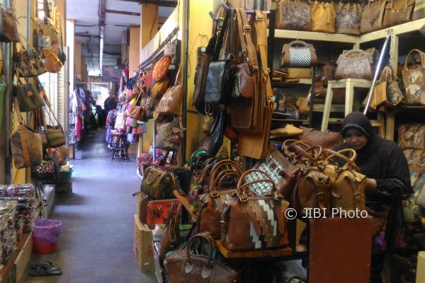 Pedagang menjual tas kulit nabati di Pasar Beringharjo Timur lantai 3. Lantai 3 khusus menyediakan produk kerajinan, mulai dari kerajinan kayu, rotan, kulit, sampai bambu. (Bernadheta Dian Saraswati/JIBI/Harian Jogja)