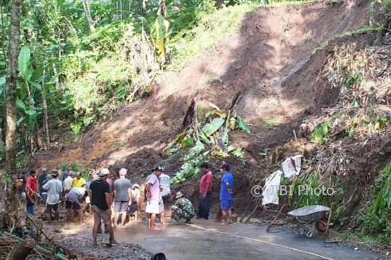 Bencana longsor terjadi pada tebing setinggi 20 meter di jalan utama menuju Gereja Santa Maria Loudes Promasan, Desa Banjaroya, Kecamatan Kalibawang, Kulonprogo, Minggu (5/3/2017). (Rima Sekarani I.N./JIBI/Harian Jogja)