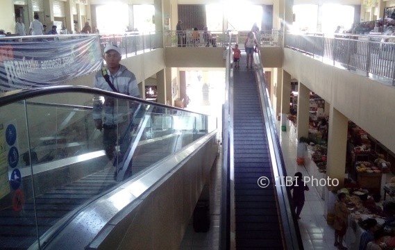 Beberapa pengunjung Pasar Tanggul Solo menggunakan fasilitas travelator, Kamis (9/3/2017). (Bayu Jatmiko Adi/JIBI/Solopos)