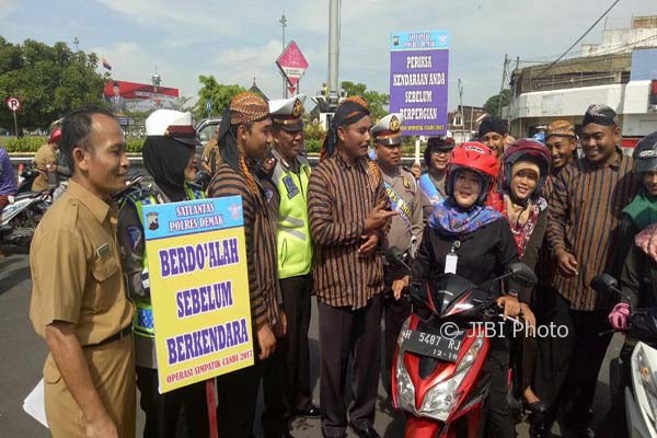 Polisi Demak berpakaian ala Sunan Kalijaga saat menggelar Operasi Simpatik Candi 2017 di dekat Alun-alun Demak, Jateng, Senin (20/3/2017) pagi. (Facebook.com-Sutomo Tomo Tomo?)