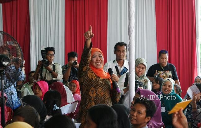 Menteri Sosial Khofifah Indar Parawansa menyerahkan bantuan PKH secara simbolis kepada keluarga penerima di Alun-alun Kota Madiun, Senin (17/4/2017). (Abdul Jalil/JIBI/Madiunpos.com)