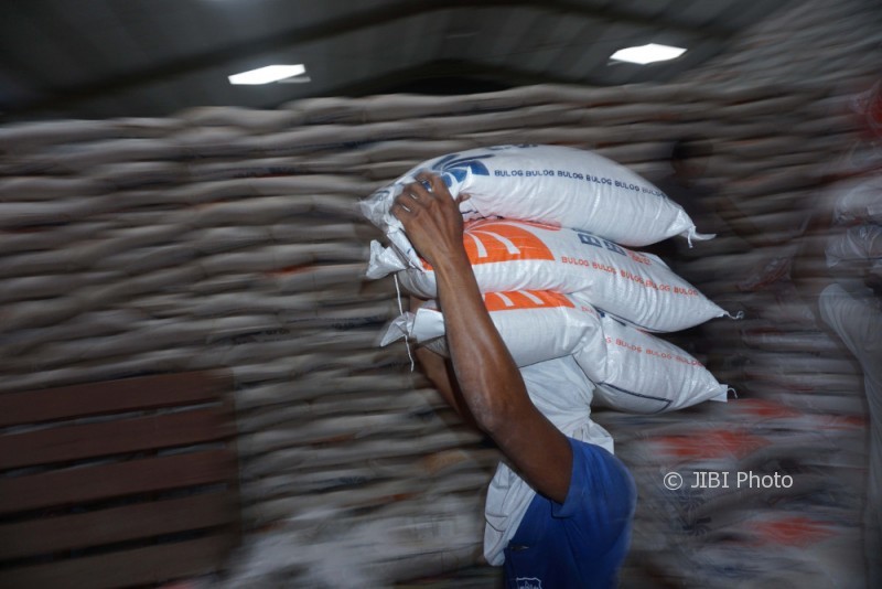 Aktivitas bongkar muat beras di Gudang Perum Bulog Divisi Regional DIY, Purwomartani, Kalasan, Sleman, Selasa (18/4). (JIBI/Harian Jogja/Gigih M. Hanafi)