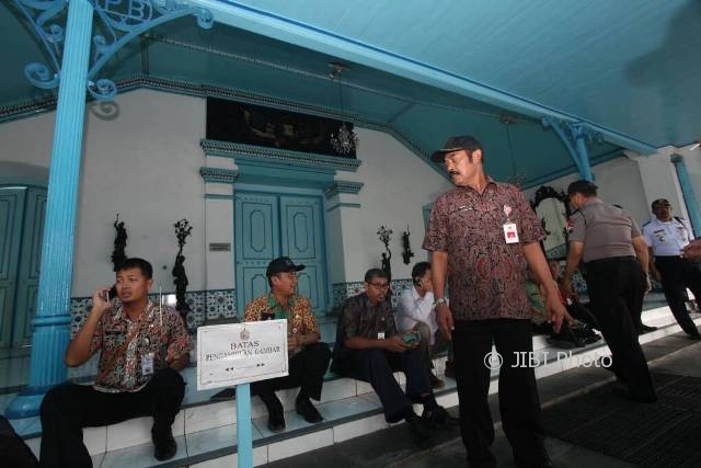 Wali Kota Solo F.X. Hadi Rudyatmo (berdiri) saat menunggu pintu Keraton Solo dibuka untuk meninjau persiapan tingalan jumenengan PB XIII, Rabu (19/4/2017). (M. Ferri Setiawan/JIBI/Solopos)