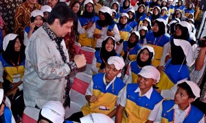 Menteri Perindustrian Airlangga Hartarto (kiri) menyapa para peserta seusai meluncurkan program Pendidikan Vokasi Industri wilayah Jateng-DIY di Bawen, Kabupaten Semarang, Jateng, Jumat (21/4/2017). (JIBI/Solopos/Antara/Aditya Pradana Putra)