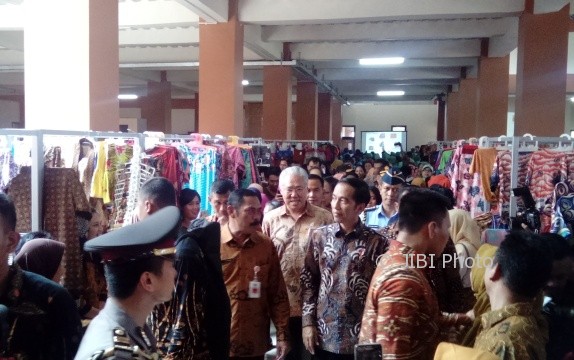 Presiden Joko Widodo (Jokowi) meninjau lantai II Pasar Klewer seusai meresmikan pasar tersebut, Jumat (21/4/2017). (Bayu Jatmiko Adi/JIBI/Solopos)