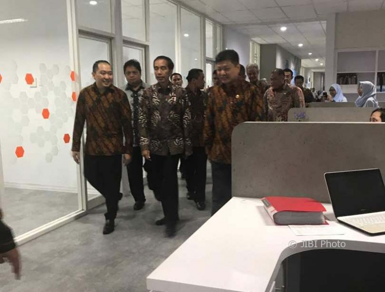 Presiden Jokowi bersama jajaran petinggi PT Sritex meninjau lokasi pabrik tekstil seusai peresmian gedung perluasan pabrik di Sukoharjo, Jumat (21/4/2017). (Istimewa/Humas PT Sritex)