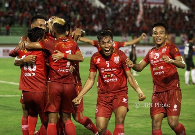 Pemain Persis Solo meluapkan kegembiraan seusai mencetak gol saat melawan PPSM Magelang dalam kompetisi Liga 2 di Stadion Manahan Solo, Sabtu (22/9) malam. (JIBI/Solopos/M. Ferri Setiawan)