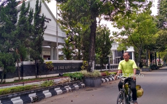 Seorang warga melintas di depan Rumah Dinas (Rumdin) Bupati, Jl. Pemuda Klaten, Sabtu (22/4/2017). (Ponco Suseno/JIBI/Solopos)