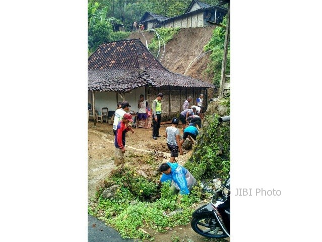 Warga, sukarelawan, polisi, dan anggota TNI bergotong-royong membersihkan sisa-sisa tanah longsor di Desa Pucung, Kismantoro, Wonogiri, Kamis (27/4/2017). (Istimewa)