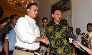 Gubernur DKI Jakarta Basuki Tjahaja Purnama (Ahok) dan Anies Baswedan berjabat tangan seusai melakukan pertemuan di Balai Kota, Jakarta, Kamis (20/4/2017).(JIBI/Solopos/Antara/Hafidz Mubarak A.)
