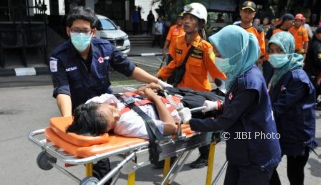 KSR PMI memberikan pertolongan kepada korban bencana alam gempa bumi dalam simulasi dalam rangka Hari Kesiapsiagaan Bencana Nasional di Semarang, Jateng, Rabu (26/4/2017). (JIBI/Solopos/Antara/R. Rekotomo)