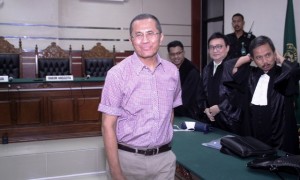 Terdakwa kasus dugaan korupsi pelepasan aset PT PWU Jatim, Dahlan Iskan, seusai menjalani sidang di Pengadilan Tipikor Juanda, Sidoarjo, Jawa Timur, Jumat (21/4/2017).(JIBI/Solopos/Antara/Umarul Faruq)