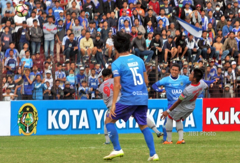 Pesepak bola PSIM Jogja, Dicky Prayoga (dua dari kanan) melepaskan tendangan voli melengkung jarak jauh ke gawang Martapura FC pada laga pekan pertama Grup 5 Liga 2 2017 di Stadion Sultan Agung, Bantul, Minggu (23/4) sore. PSIM menang dengan skor akhir 3-2. (JIBI/Harian Jogja/Jumali