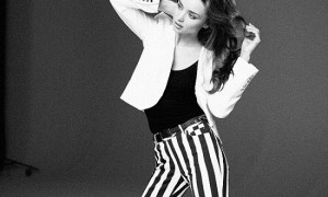 Gaya busana monokrom ala Miranda Kerr (Dailymail.co.uk)