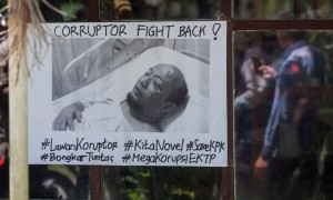 Anggota Pusat Kajian Antikorupsi (Pukat) UGM bersama sejumlah LSM di Jogja membentangkan poster kecaman terkait peristiwa penyiraman air keras yang menimpa penyidik KPK Novel Baswedan di Kantor Pukat UGM, Selasa (11/4/2017). (JIBI/Solopos/Antara/Andreas Fitri Atmoko)
