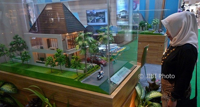 Pengunjung mengamati miniatur rumah pada pameran perumahan REI Expo di Semarang, Jateng, Selasa (25/4/2017). (JIBI/Solopos/Antara/R. Rekotomo)