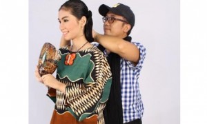Rory Wardana bersama seorang model dalam sesi pemotretan koleksi busana batik Tokoslopos.com (Tosa Adi Wigana/JIBI/Solopos)