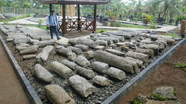 Seorang pengunjung sedang mengamati batu pra sejarah yang berada di Situs Sokoliman, Dusun Sokoliman II, Desa Bejiharjo, Kecamatan Karangmojo, Senin (17/4/2017) (Irwan A. Syambudi/JIBI/Harian Jogja)