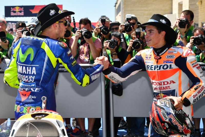 Valentino Rossi berjabat tangan dengan Marc Marquez sebelum naik podium GP Amerika, Senin 4 April 2017 (motogp.com)