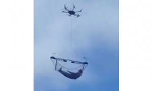 Video diduga pria gunakan hammocking seraya terbang dengan drone (Youtube MatriX-News,)