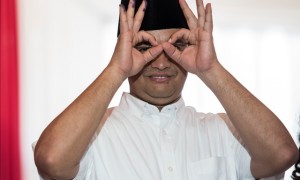 Calon Gubernur DKI Jakarta nomor urut tiga Anies Baswedan meneropong menggunakan tangan seusai memberikan hak pilih pada Pilkada Jakarta putaran kedua di TPS 28 Cilandak Barat, Jakarta, Rabu (19/4/2017). (JIBI/Solopos/Antara/M. Agung Rajasa)