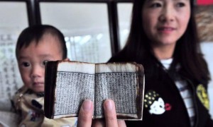 Buku mini berusia ribuan tahun dipajang di toko buku di Kota Changsha, Provinsi Hunan, Tiongkok. (Sanghaiist)