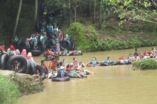 Sejumlah wisatawan memadati jalur masuk Gua Pindul, Desa Bejiharjo, Kecamatan Karangmojo untuk menikmati wisata susur gua, Senin (24/4/2017). (JIBI/Irwan A. Syambudi)