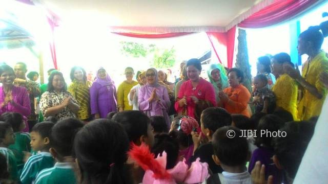 Ibu Negara, Iriana Joko Widodo, mengunjungi Pos Pendidikan Anak Usia Dini (PAUD) Permata Bunda Kestalan, Banjarsari, Solo, Jumat (21/4/2017). (Septhia Ryanthie/JIBI/Solopos)